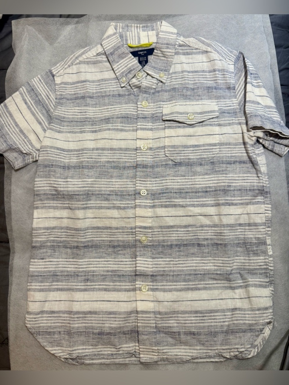 Gap Kids boys grey and white button down shirt. Sz. M